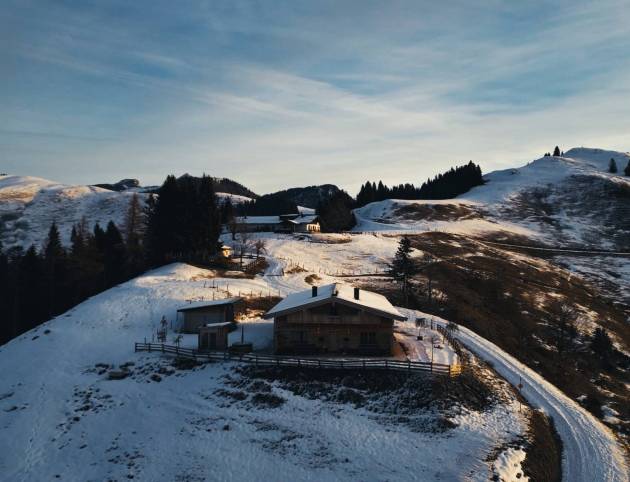 Hütte Drohnenshot Promo